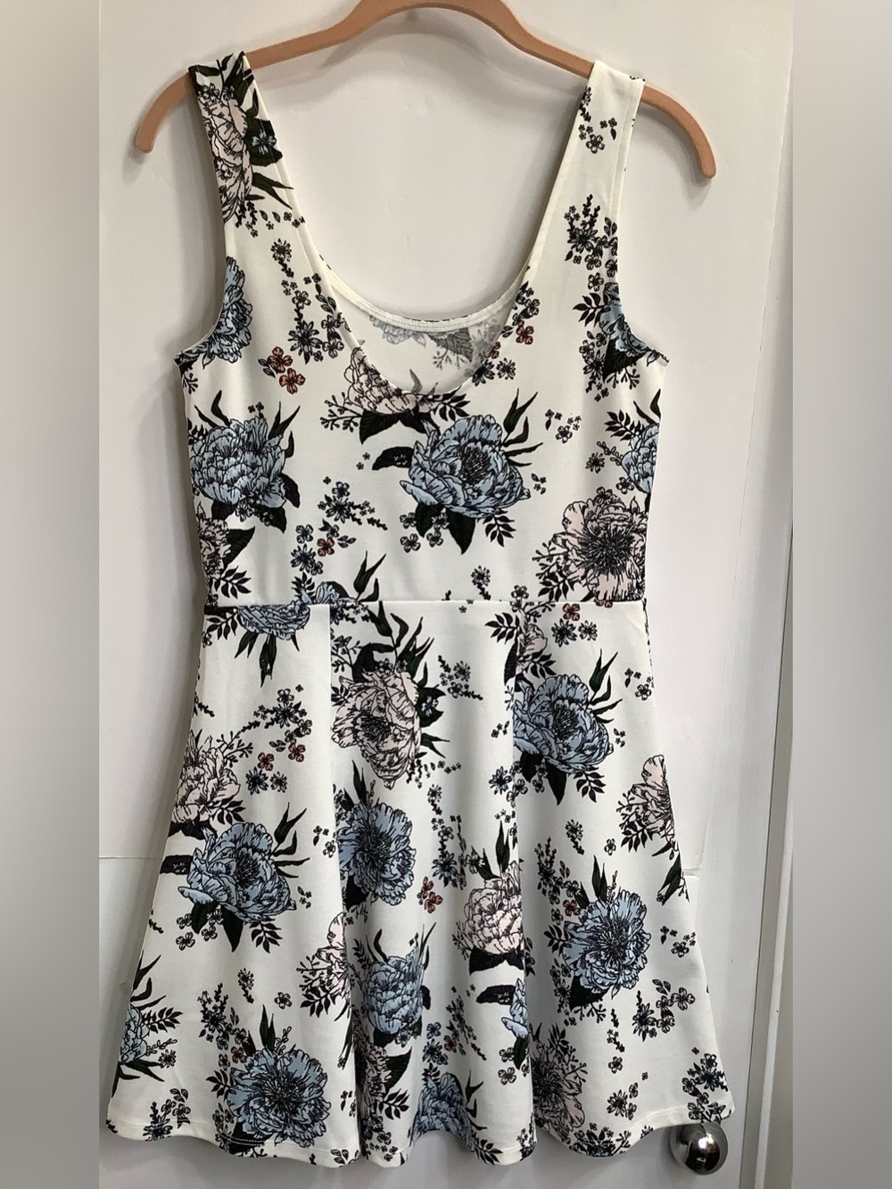H&M White Floral Scoop Neck Skater Dress with Blue and Blush Accents. Size 10